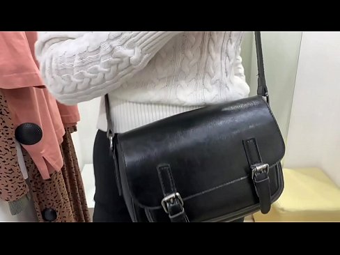 ❤️ Јавна мастурбација младе кучке ФералБерри са дилдом у соби за мерење ☑ Порно код нас ☑